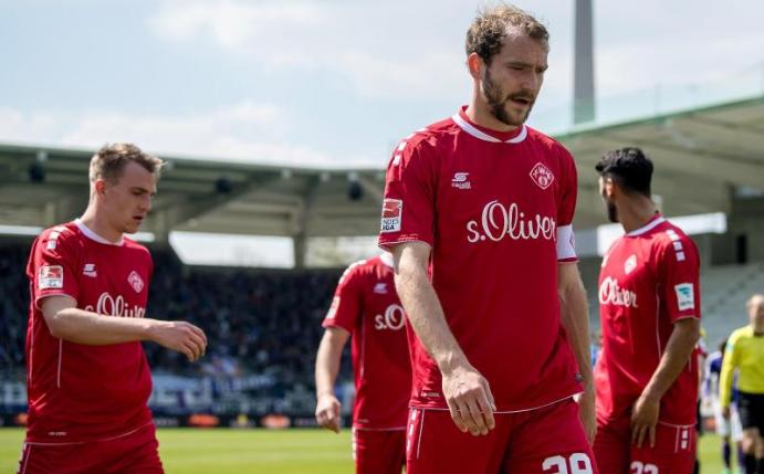 Die Würzburger Kickers um Kapitän Sebastian Neumann (vorn) wollen sich im Trainingslager auf das Auswärtsspiel in Düsseldorf vorbereiten. Foto: Thomas Eisenhuth