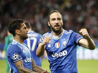 Juves Gonzalo Higuain (r) jubelt nach einem seiner Treffer gegen AS Monaco mit seinem Teamkolegen Dani Alves. Foto: Claude Paris Juves Gonzalo Higuain (r) jubelt nach einem seiner Treffer gegen AS Monaco mit seinem Teamkolegen Dani Alves. Foto: Claude Paris