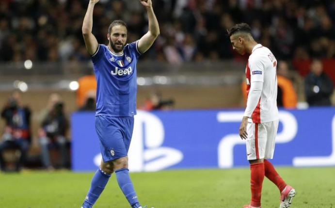 Gonzalo Higuaín (l) hat mit seinen zwei Treffern Juventus Turin zum Sieg beim AS Monaco geführt. Foto: Claude Paris