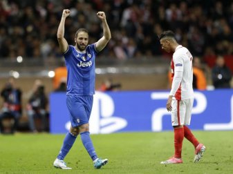 Gonzalo Higuaín (l) hat mit seinen zwei Treffern Juventus Turin zum Sieg beim AS Monaco geführt. Foto: Claude Paris Gonzalo Higuaín (l) hat mit seinen zwei Treffern Juventus Turin zum Sieg beim AS Monaco geführt. Foto: Claude Paris
