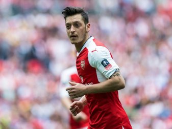 Özil wünscht sich in England eine bessere Jugendarbeit Özil wünscht sich in England eine bessere Jugendarbeit