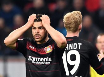 Leverkusens Kevin Volland (l) rauft sich die Haare. Sogar der direkte Abstieg ist noch möglich. Foto: Federico Gambarini Leverkusens Kevin Volland (l) rauft sich die Haare. Sogar der direkte Abstieg ist noch möglich. Foto: Federico Gambarini