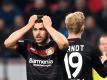 Leverkusens Kevin Volland (l) rauft sich die Haare. Sogar der direkte Abstieg ist noch möglich. Foto: Federico Gambarini