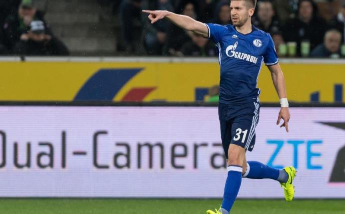 Matija Nastasic konnte wegen seiner Wadenprobleme kaum trainieren, dürfte aber gegen Freiburg dennoch in der Startelf stehen. Foto: Guido Kirchner