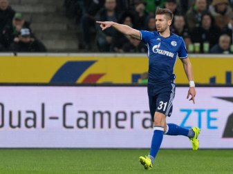 Matija Nastasic konnte wegen seiner Wadenprobleme kaum trainieren, dürfte aber gegen Freiburg dennoch in der Startelf stehen. Foto: Guido Kirchner Matija Nastasic konnte wegen seiner Wadenprobleme kaum trainieren, dürfte aber gegen Freiburg dennoch in der Startelf stehen. Foto: Guido Kirchner