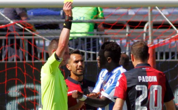Schiedsrichter Daniele Minelli zeigt Sulley Muntari (M) die Gelbe Karte, nachdem Muntari verlangte gegen rassistische Beleidigungen vorzugehen. Foto: Fabio Murru