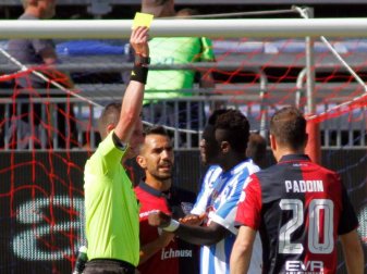 Schiedsrichter Daniele Minelli zeigt Sulley Muntari (M) die Gelbe Karte, nachdem Muntari verlangte gegen rassistische Beleidigungen vorzugehen. Foto: Fabio Murru Schiedsrichter Daniele Minelli zeigt Sulley Muntari (M) die Gelbe Karte, nachdem Muntari verlangte gegen rassistische Beleidigungen vorzugehen. Foto: Fabio Murru