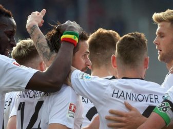 Doppeltorschütze Martin Harnik wird von Hannovers Team gefeiert. Foto: Stefan Puchner Doppeltorschütze Martin Harnik wird von Hannovers Team gefeiert. Foto: Stefan Puchner