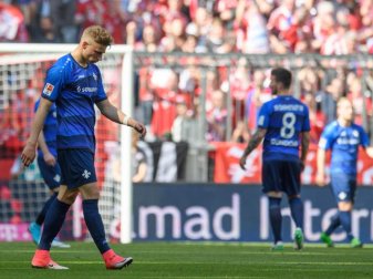 Nach dem gegen Bayern München verlorenen Spiel lassen die Darmstädter die Köpfe hängen - sie stehen als Absteiger fest. Foto: Matthias Balk Nach dem gegen Bayern München verlorenen Spiel lassen die Darmstädter die Köpfe hängen - sie stehen als Absteiger fest. Foto: Matthias Balk