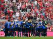 Die Spieler von Darmstadt 98 stehen nach Spielende und feststehendem Abstieg im Kreis zusammen. Foto: Matthias Balk