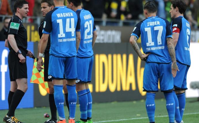 Hoffenheims Spieler reklamieren nach dem 1:0 durch Reus