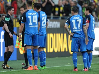 Hoffenheims Spieler reklamieren nach dem 1:0 durch Reus Hoffenheims Spieler reklamieren nach dem 1:0 durch Reus