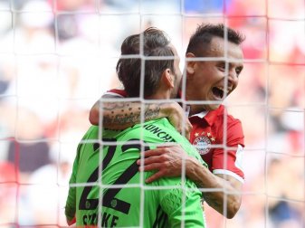 Rafinha (r) umarmt Torhüter Tom Starke nach einem gehaltenen Elfmeter. Foto: Tobias Hase Rafinha (r) umarmt Torhüter Tom Starke nach einem gehaltenen Elfmeter. Foto: Tobias Hase