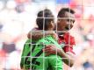 Rafinha (r) umarmt Torhüter Tom Starke nach einem gehaltenen Elfmeter. Foto: Tobias Hase