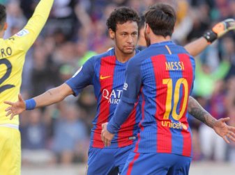 Neymar jubelt mit Messi über einen Treffer gegen Villarreal. Foto: Joma Neymar jubelt mit Messi über einen Treffer gegen Villarreal. Foto: Joma