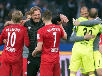 RB-Trainer Ralf Hasenhüttl (2.v.l.) freut sich nach Abpfiff mit den Spielern über den 4:1-Sieg seines Teams in Berlin. Foto: Soeren Stache RB-Trainer Ralf Hasenhüttl (2.v.l.) freut sich nach Abpfiff mit den Spielern über den 4:1-Sieg seines Teams in Berlin. Foto: Soeren Stache