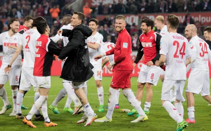 Die Kölner Spieler feierten den 4:3-Sieg gegen Bremen ausgelassen und wollen nun nach Europa. Foto: Rolf Vennenbernd