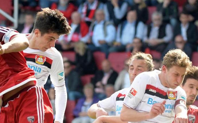 Kai Havertz (l) köpfte Leverkusen zu einem Punktgewinn. Foto: Stefan Puchner