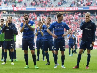 Darmstadts Mannschaft verabschiedet sich nach dem Spiel von den Fans und aus der ersten Liga. Foto: Tobias Hase Darmstadts Mannschaft verabschiedet sich nach dem Spiel von den Fans und aus der ersten Liga. Foto: Tobias Hase