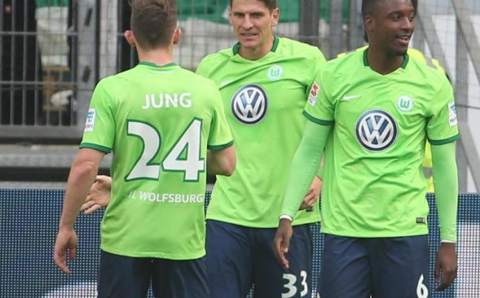 Die Wolfsburger um Stürmer Mario Gomez (M.) sind für die letzten beiden Spiele zuversichtlich. Foto: Thomas Frey