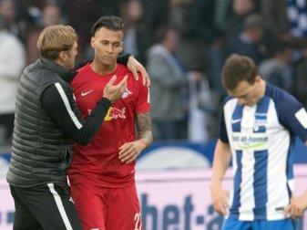 RB-Trainer Ralf Hasenhüttl (l) herzte nach Spielende Stürmer Davie Selke. Foto: Soeren Stache RB-Trainer Ralf Hasenhüttl (l) herzte nach Spielende Stürmer Davie Selke. Foto: Soeren Stache