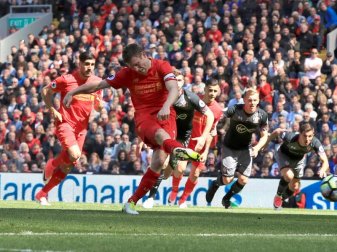 Liverpools James Milner (M) verschießt einen Elfmeter gegen Southampton. Foto: Peter Byrne Liverpools James Milner (M) verschießt einen Elfmeter gegen Southampton. Foto: Peter Byrne