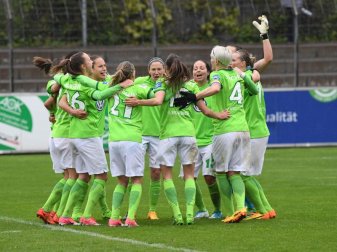Die Fußballerinnen vom VfL Wolfsburg konnten die Tabellenführung ausbauen. Foto: Uli Deck Die Fußballerinnen vom VfL Wolfsburg konnten die Tabellenführung ausbauen. Foto: Uli Deck