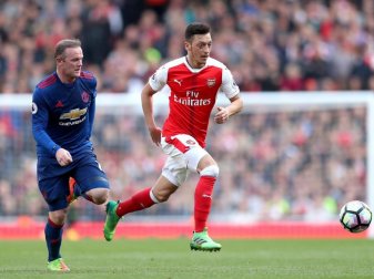 Arsenals Mesut Özil (r) in Aktion gegen Wayne Rooney von Manchester United. Foto: Adam Davy/PA Wire Arsenals Mesut Özil (r) in Aktion gegen Wayne Rooney von Manchester United. Foto: Adam Davy/PA Wire