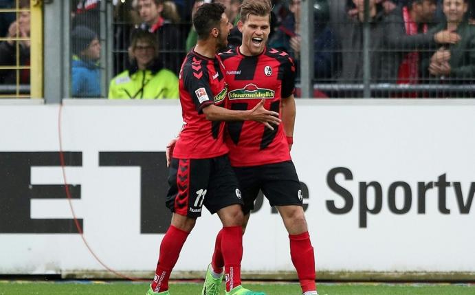 Niederlechner (r.) erzielte gegen Schalke 04 beide Tore
