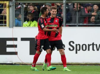 Niederlechner (r.) erzielte gegen Schalke 04 beide Tore Niederlechner (r.) erzielte gegen Schalke 04 beide Tore