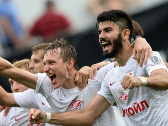 Tasci (r.) feiert den Gewinn der Meisterschaft Tasci (r.) feiert den Gewinn der Meisterschaft