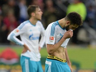 Enttäuschte Schalker nach der Niederlage gegen Freiburg. Diese war allerdings absolut verdient. Foto: Patrick Seeger Enttäuschte Schalker nach der Niederlage gegen Freiburg. Diese war allerdings absolut verdient. Foto: Patrick Seeger