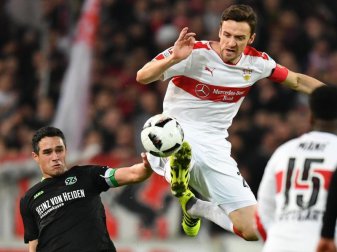 Stuttgarts Christian Gentner (r) und Hannovers Manuel Schmiedebach kämpfen um den Ball. Das Spiel in Niedersachsens Landeshauptstadt könnte über den Aufstieg entscheiden. Foto: Uwe Anspach Stuttgarts Christian Gentner (r) und Hannovers Manuel Schmiedebach kämpfen um den Ball. Das Spiel in Niedersachsens Landeshauptstadt könnte über den Aufstieg entscheiden. Foto: Uwe Anspach