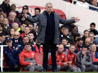 Verloren, was soll's? - ManU-Trainer José Mourinho blieb trotz der Niederlage seines Teams gegen Arsenal ungewohnt gelassen. Foto: Matt Dunham Verloren, was soll's? - ManU-Trainer José Mourinho blieb trotz der Niederlage seines Teams gegen Arsenal ungewohnt gelassen. Foto: Matt Dunham