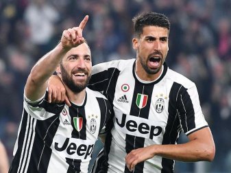 Sami Khedira (r, mit Gonzalo Higuain) kann mit Juventus Turin das Finale der Champions League erreichen. Foto: Alessandro Di Marco Sami Khedira (r, mit Gonzalo Higuain) kann mit Juventus Turin das Finale der Champions League erreichen. Foto: Alessandro Di Marco