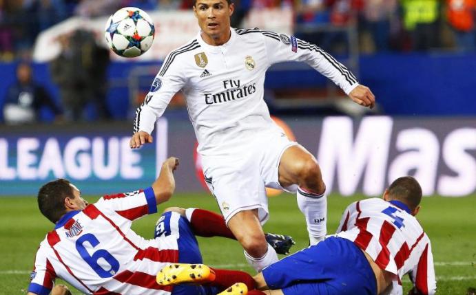 Will Atlético wirklich noch ins Champions-League-Finale einziehen, gilt es, Reals Superstar Cristiano Ronaldo (M) aufzuhalten. Foto: Alberto Martin