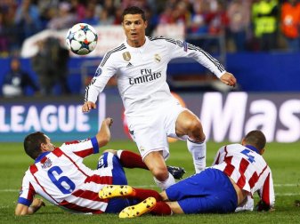 Will Atlético wirklich noch ins Champions-League-Finale einziehen, gilt es, Reals Superstar Cristiano Ronaldo (M) aufzuhalten. Foto: Alberto Martin Will Atlético wirklich noch ins Champions-League-Finale einziehen, gilt es, Reals Superstar Cristiano Ronaldo (M) aufzuhalten. Foto: Alberto Martin