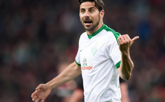 Noch ist unklar, ob Claudio Pizarro auch in der kommenden Saison für Werder spielt. Foto: Marius Becker