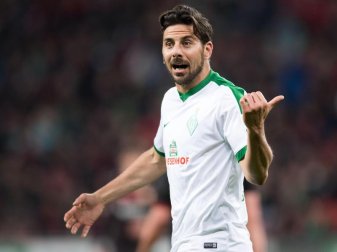 Noch ist unklar, ob Claudio Pizarro auch in der kommenden Saison für Werder spielt. Foto: Marius Becker Noch ist unklar, ob Claudio Pizarro auch in der kommenden Saison für Werder spielt. Foto: Marius Becker