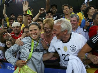 Olympiasiegerin Krahn (Foto links) beendet ihre Karriere Olympiasiegerin Krahn (Foto links) beendet ihre Karriere