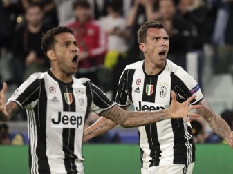 Torschütze Mario Mandzukic (r) bejubelt mit Dani Alves seinen Treffer zum 1:0 für Juve. Foto: Luca Bruno Torschütze Mario Mandzukic (r) bejubelt mit Dani Alves seinen Treffer zum 1:0 für Juve. Foto: Luca Bruno