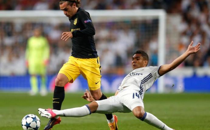 Im Duell um das Finale ist Real Madrid Favorit: Atléticos Antoine Griezmann (l) im Kampf um den Ball mit Casemiro. Foto: Francisco Seco