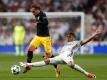 Im Duell um das Finale ist Real Madrid Favorit: Atléticos Antoine Griezmann (l) im Kampf um den Ball mit Casemiro. Foto: Francisco Seco