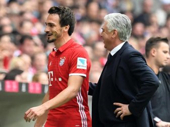 Bayern-Trainer Carlo Ancelotti (r) ist «sehr zufrieden» mit Mats Hummels. Foto: Tobias Hase