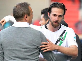 Hannovers Trainer André Breitenreiter (l) spricht mit seinem Topstürmer Martin Harnik. Foto: Stefan Puchner