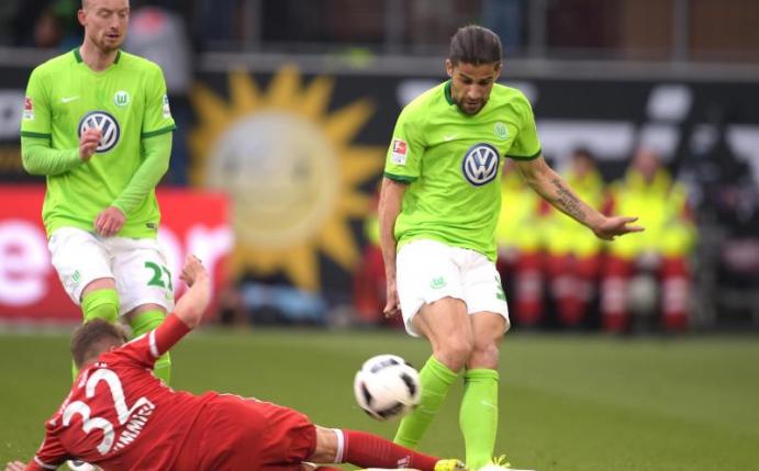 Ricardo Rodriguez (r) wird mit dem AC Mailand in Verbindung gebracht. Foto: Swen Pförtner