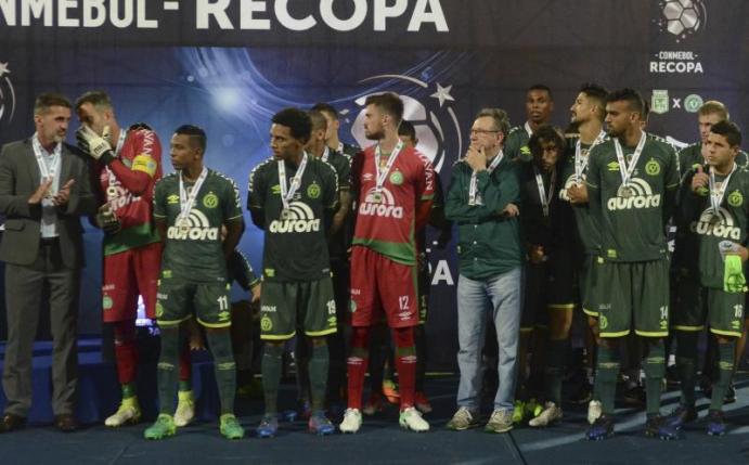 Die Spieler von Chapecoense erhalten nach dem Spiel die Medaillen für den zweiten Platz. Foto: Luis Benavides