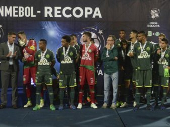 Die Spieler von Chapecoense erhalten nach dem Spiel die Medaillen für den zweiten Platz. Foto: Luis Benavides Die Spieler von Chapecoense erhalten nach dem Spiel die Medaillen für den zweiten Platz. Foto: Luis Benavides