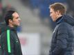 Bremens Trainer Alexander Nouri (l) unterhält sich mit Hoffenheims Coach Julian Nagelsmann. Foto: Uwe Anspach