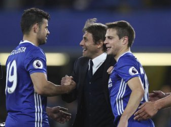 Trainer Antonio Conte (M) kann mit dem FC Chelsea im Spiel bei West Bromwich vorzeitig den Titel klarmachen. Foto: Alastair Grant Trainer Antonio Conte (M) kann mit dem FC Chelsea im Spiel bei West Bromwich vorzeitig den Titel klarmachen. Foto: Alastair Grant